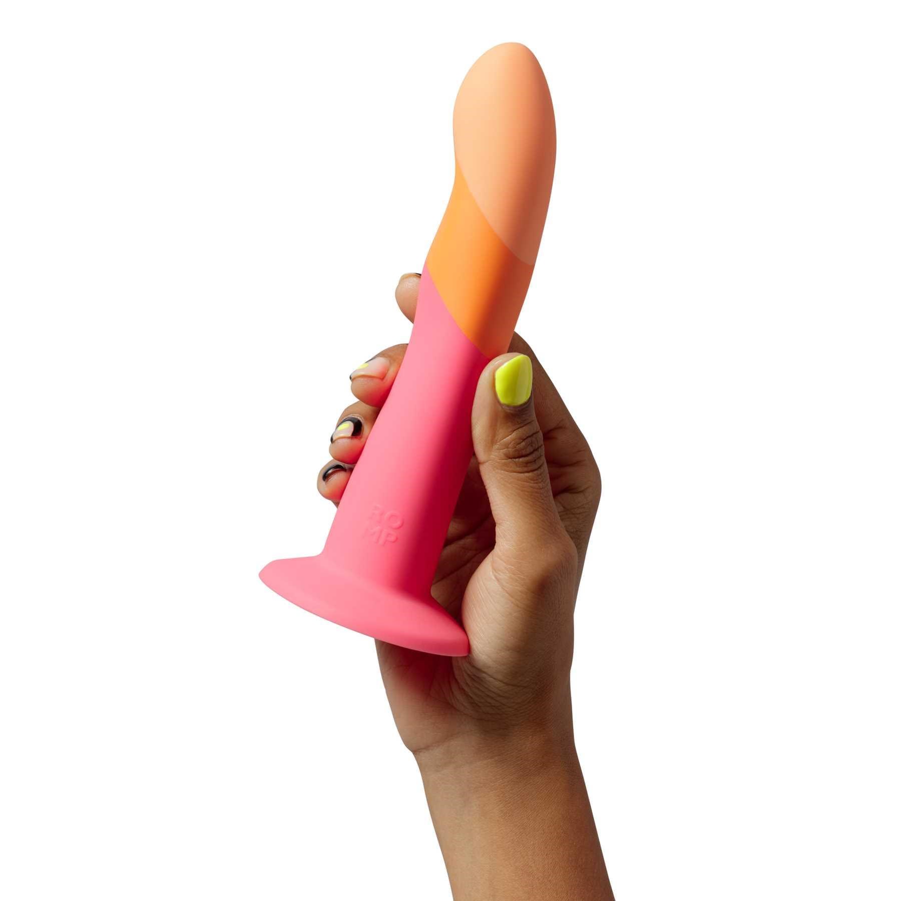 Romp Dizi Dildo hand holding for scale